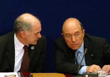 Ρίχνει τους τόνους η κυβέρνηση στο θέμα της διαδοχής Σημίτη