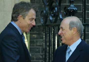 Κυπριακό και ευρωπαϊκές εξελίξεις κυριάρχησαν στη συνάντηση Μπλερ – Σημίτη στο Λονδίνο