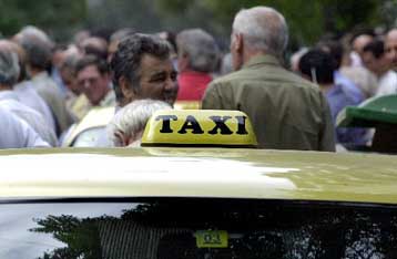 Για έκτη συνεχόμενη ημέρα συνεχίζουν την απεργία διαρκείας οι ιδιοκτήτες ταξί