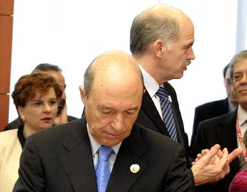 Πρωθυπουργό Σημίτη «ψηφίζουν» οι βουλευτές του ΠΑΣΟΚ – Θερμά λόγια για Γ.Παπανδρέου