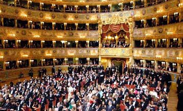 Τους πρώτους επισκέπτες της υποδέχθηκε η όπερα La Fenice