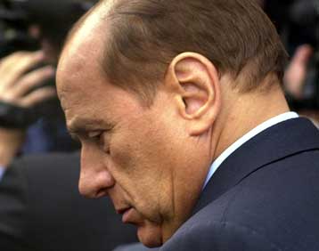 Νέο διάταγμα ετοιμάζει ο Μπερλουσκόνι, για να διατηρήσει τον έλεγχο των καναλιών του