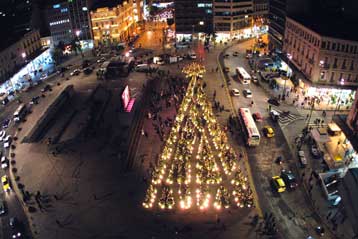 Δεκάδες χριστουγεννιάτικα δένδρα στολίζουν την πλατεία Ομονοίας