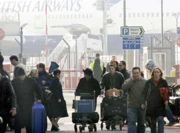 Η Κομισιόν ανακοίνωσε ότι θα παραχωρήσει προσωπικά δεδομένα επιβατών στις ΗΠΑ