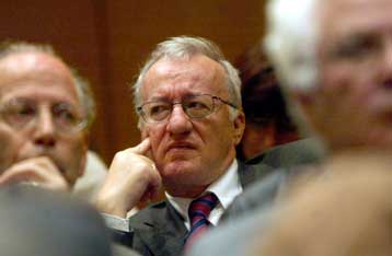 Ασύλληπτα μέλη της 17Ν «βλέπουν» οκτώ στους δέκα Έλληνες