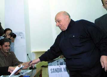 Επαφές με τα κόμματα που εξασφάλισαν είσοδο στη «Βουλή» ξεκίνησε ο Ντενκτάς