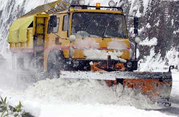 Με αλυσίδες η κίνηση σε τμήματα του οδικού δικτύου, δεμένα τα πλοία, λόγω του χιονιά