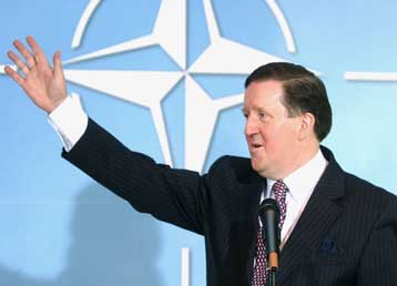 Ο λόρδος Τζορτζ Ρόμπερτσον αποχωρεί από το «τιμόνι» του ΝΑΤΟ