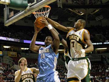 Ο Ουόκερ δεν χάλασε το πάρτι του Πιρς και οι Σέλτικς νίκησαν τους Μάβερικς 105-103