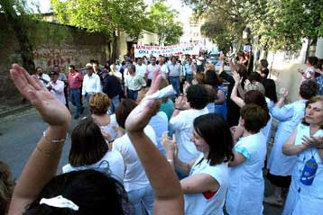 Το 20% των Ελλήνων απειλείται από τη φτώχεια, σύμφωνα με την Κομισιόν