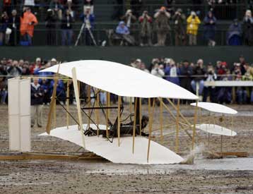 Απέτυχε να απογειωθεί η ρέπλικα του αεροπλάνου των αδελφών Ράιτ