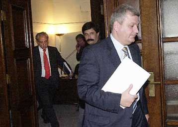 Σε νέα διάψευση των σεναρίων διαδοχής προέβη ο κυβερνητικός εκπρόσωπος