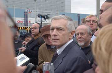 Στον Μλάντιτς αποδίδει ο Ουέσλι Κλαρκ την ευθύνη για τη σφαγή αμάχων στη Σρμπρένιτσα