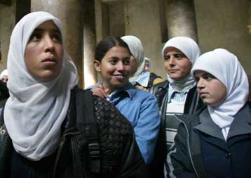 Δυσαρέσκεια των ΗΠΑ για τη γαλλική απαγόρευση της μουσουλμανικής μαντήλας στα σχολεία