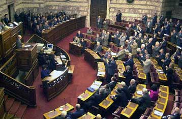 Με αντιπαραθέσεις συνεχίζεται στη Βουλή η συζήτηση για τον προϋπολογισμό του 2004