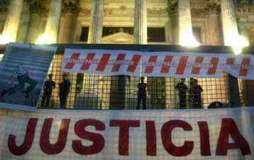 Έκρηξη με δεκάδες τραυματίες στη διάρκεια διαδήλωσης στο Μπουένος Αϊρες