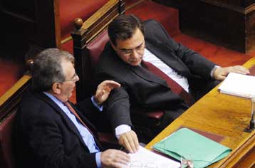 Σε υψηλούς τόνους συνεχίζεται την Κυριακή στη Βουλή η συζήτηση για τον προϋπολογισμό