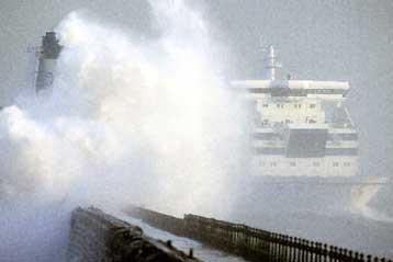 Αγνοείται η τύχη πορθμείου με πάνω από 70 επιβαίνοντες στις Φιλιππίνες