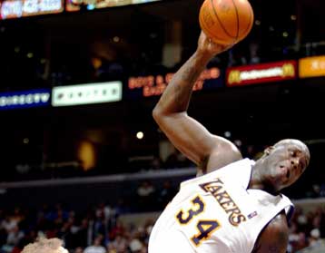 Ασταμάτητοι και οι Λέικερς στο πρωτάθλημα του ΝΒΑ – Νίκη επί των Σανς με 107-101