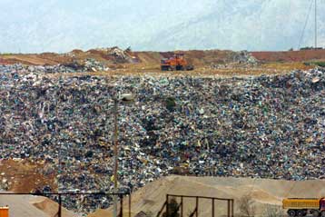 Στα προβλήματα λειτουργίας της χωματερής Ανω Λιοσίων επανέρχεται η Κομισιόν