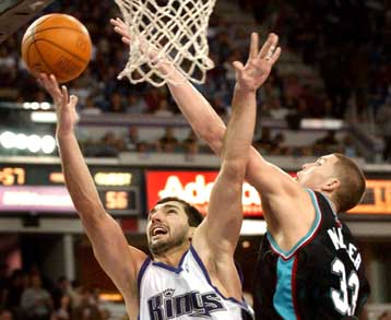 «Σαραντάρης» ο Στογιάκοβιτς στην άνετη νίκη των Κινγκς επί των Γκρίζλις με 114-97