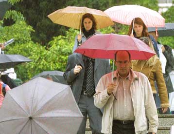 Με βροχερό καιρό έως το τέλος του χρόνου