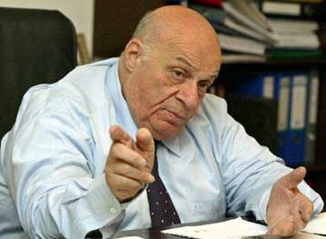 Ανέβαλε την εντολή σχηματισμού νέας «κυβέρνησης» στα κατεχόμενα ο Ντενκτάς