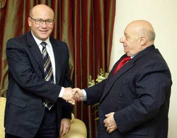 Ο Ταλάτ κατηγορεί τον Ντενκτάς ότι χρονοτριβεί για να αποφύγει λύση του Κυπριακού