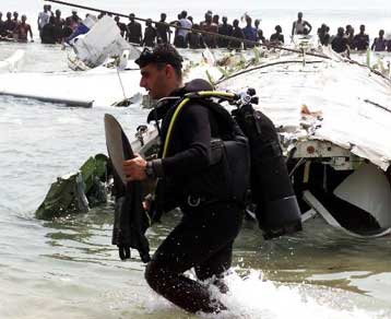 Στους 133 έφθασε ο αριθμός των νεκρών από τη συντριβή του Βoeing στο Μπενίν