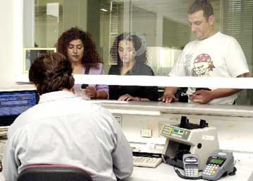 Μειώσεις φόρων και κατάργηση τεκμηρίων φέρνει το 2004