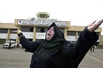 Στην ανακούφιση των χιλιάδων αστέγων της πόλης Μπαμ στρέφονται τώρα οι διασώστες