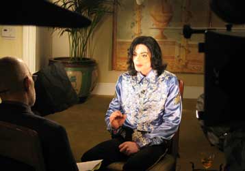 Αρνείται ο Μάικλ Τζάκσον τις κατηγορίες περί σεξουαλικής κακοποίησης ανηλίκου