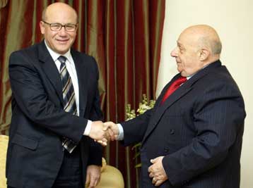 Εντολή «σχηματισμού κυβέρνησης» έλαβε ο Μεχμέτ Αλί Ταλάτ από τον Ραούφ Ντενκτάς