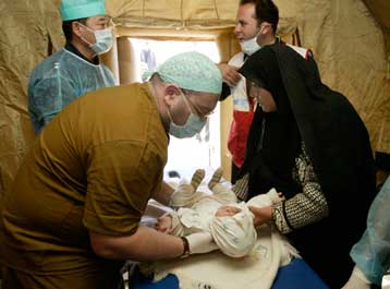 Δύο κοριτσάκια ανασύρθηκαν ζωντανά από τα χαλάσματα της πόλης Μπαμ