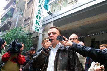 «Παράθυρο» λύσης για τους ιπτάμενους συνοδούς και φροντιστές άνοιξε ο Μ.Χρυσοχοΐδης