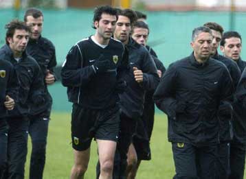 Αβέβαιο το μέλλον στην ΑΕΚ, που άνοιξε την πόρτα της εξόδου σε όσους δεν αντέχουν