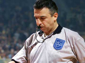 Με τρεις αγωνιστικές τιμωρήθηκε ο Ζαβλανός για τις αποφάσεις του κατά της ΑΕΚ