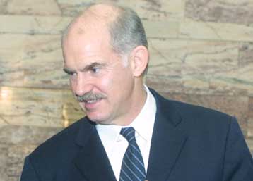 Σύμφωνος με το περιεχόμενο των πρωτοβουλιών του πρωθυπουργού φέρεται ο Γ.Παπανδρέου