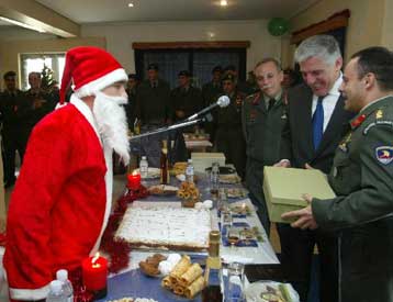 Την παραίτηση του προέδρου του ΙΑΑ σχολίασε ο ΥΠΕΘΑ κατά την επίσκεψή του σε μονάδες