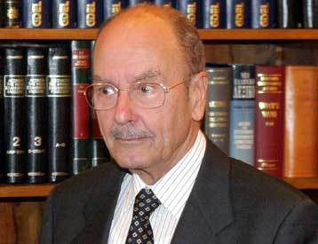 Μήνυμα αισιοδοξίας για το 2004 απευθύνει στους Έλληνες ο Πρόεδρος της Δημοκρατίας