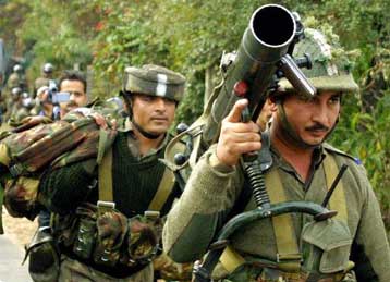 Ένας νεκρός και τέσσερις τραυματίες από έκρηξη βόμβας στο ινδικό Κασμίρ