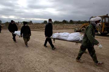 Ζωντανός ανασύρθηκε από τα χαλάσματα ένας 27χρονος στην πόλη Μπαμ του Ιράν