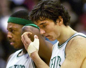 Με νίκη έκαναν «ποδαρικό» στο 2004 οι Χόρνετς – Επικράτησαν των Σέλτικς με 96-94