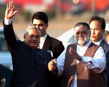 Ο Βατζπαγί δεν αποκλείει διάλογο με το Πακιστάν για το Κασμίρ στο μέλλον