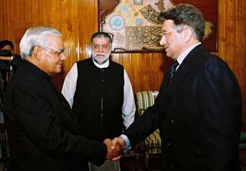 «Ιστορική» χειραψία του Ινδού πρωθυπουργού με τον πρόεδρο του Πακιστάν