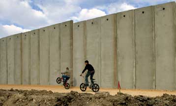 Το «τείχος ασφαλείας» οδηγεί το Ισραήλ στην απομόνωση προειδοποιεί υπουργός του Σαρόν