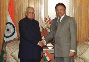 Νέα σελίδα στις διμερείς σχέσεις σηματοδοτεί η συνάντηση Βατζπαγί-Μουσάραφ στο Πακιστάν