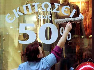 Διαφωνία εκφράζουν οι έμποροι της Αθήνας για την αυξημένη διάρκεια των εκπτώσεων