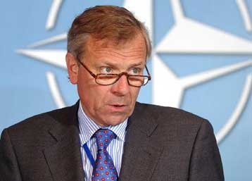 Ο Ολλανδός Γιαπ ντε Χοπ Σχέφερ παρέλαβε από τον Τζορτζ Ρόμπερτσον τα ηνία του ΝΑΤΟ