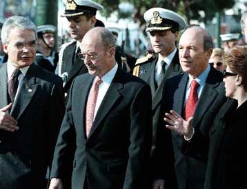 Μήνυμα αισιοδοξίας από τον Κώστα Σημίτη κατά τον εορτασμό των Θεοφανείων στον Πειραιά